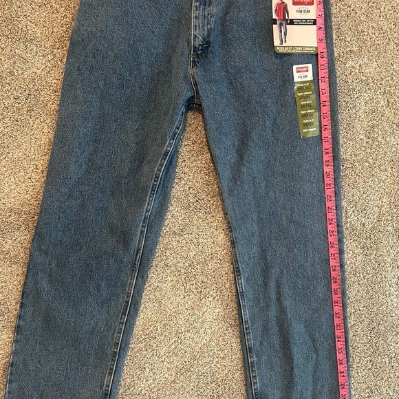 Men’s Wrangler Five Star Relaxed Fit Jeans - Picture 2 of 3